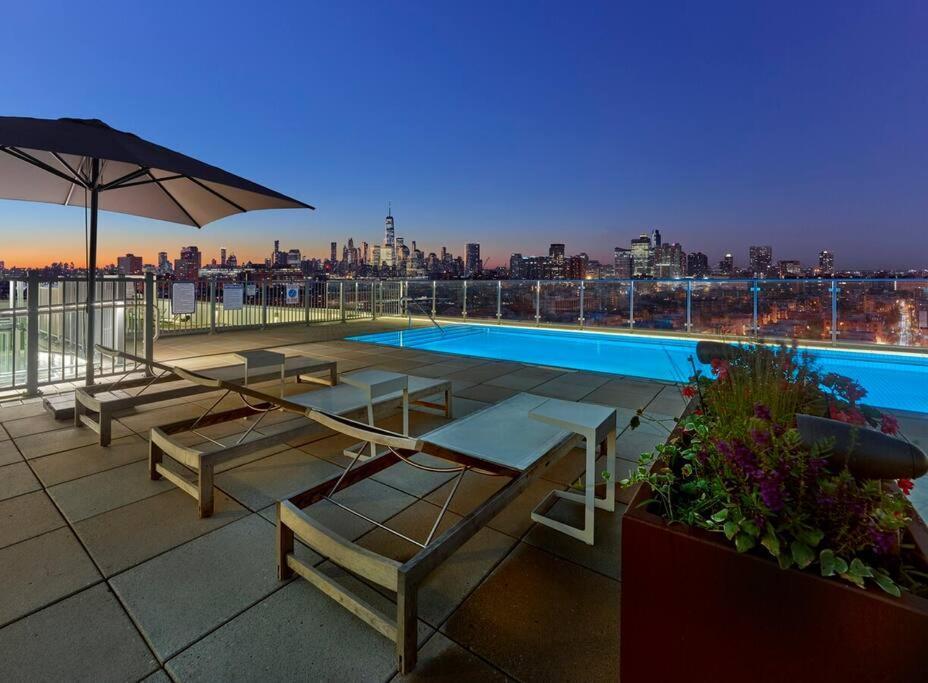 Appartement Freedom Tower View -amenity Packed With Pool -minutes To Nyc *